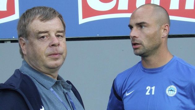 Bývalý hráč a sportovní ředitel Liberce Jan Nezmar (vpravo) na archivním snímku s ředitelem klubu Liborem Kleiblem. Bývalý hráč a sportovní ředitel Liberce Jan Nezmar (vpravo) na archivním snímku s ředitelem klubu Liborem Kleiblem.