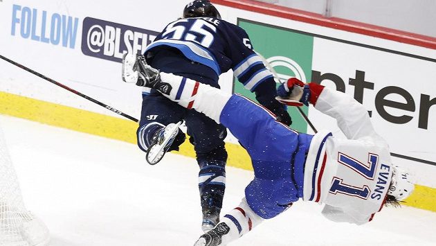 Hokejista Winnipegu Jets Mark Scheifele (55) brutálně srazil střelce gólu Montrealu Canadiens Jakea Evanse chvíli před koncem utkání play off NHL. Hokejista Winnipegu Jets Mark Scheifele (55) brutálně srazil střelce gólu Montrealu Canadiens Jakea Evanse chvíli před koncem utkání play off NHL.