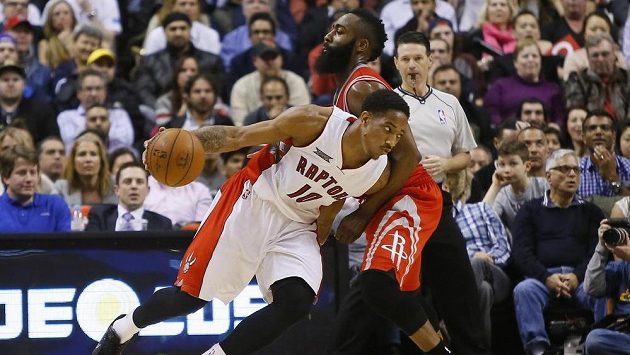 Basketbalista Toronta DeMar DeRozan (10) proniká podál Jamese Hardena (13) z Houstonu. Basketbalista Toronta DeMar DeRozan (10) proniká podál Jamese Hardena (13) z Houstonu.