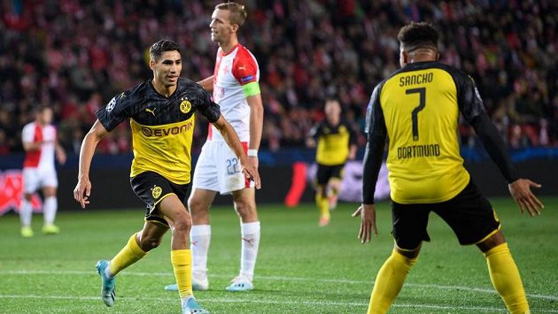 Achraf Hakimí z Dortmundu oslavuje gól na 1:0 během utkání základní skupiny Ligy mistrů na hřišti Slavie. Achraf Hakimí z Dortmundu oslavuje gól na 1:0 během utkání základní skupiny Ligy mistrů na hřišti Slavie.