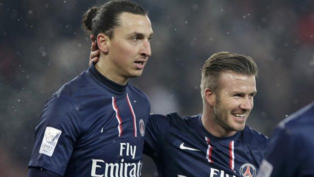 David Beckham v dresu PSG (vpravo) gratuluje Zlatanu Ibrahimovičovi ke vstřelenému gólu v duelu s Olympique Marseille. David Beckham v dresu PSG (vpravo) gratuluje Zlatanu Ibrahimovičovi ke vstřelenému gólu v duelu s Olympique Marseille.