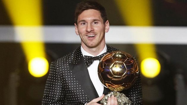 Argentinec Lionel Messi se Zlatým míčem pro nejlepšího fotbalistu roku 2012 při slavnostním vyhlašování v Curychu. Argentinec Lionel Messi se Zlatým míčem pro nejlepšího fotbalistu roku 2012 při slavnostním vyhlašování v Curychu.