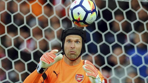 Petr Čech zasahuje v utkání proti Stoke. Petr Čech zasahuje v utkání proti Stoke.