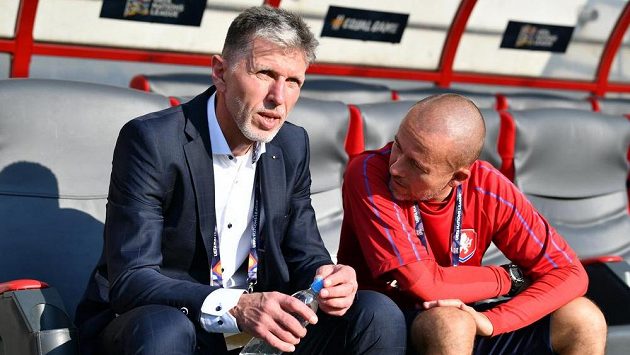 Trenér Jaroslav Šilhavý a jeho asistent Jiří Chytrý (vpravo). Ten povede národní tým ve středu ve Skotsku. Trenér Jaroslav Šilhavý a jeho asistent Jiří Chytrý (vpravo). Ten povede národní tým ve středu ve Skotsku.