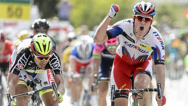 Nor Alexander Kristoff (vpravo) a Peter Sagan v cíli sedmé etapy závodu Kolem Švýcarska. Nor Alexander Kristoff (vpravo) a Peter Sagan v cíli sedmé etapy závodu Kolem Švýcarska.