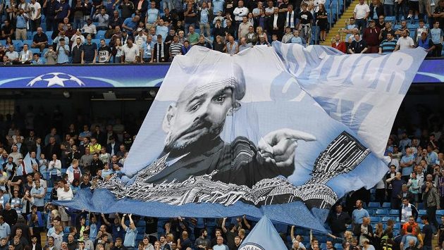 Fanoušci Manchesteru City s transparentem s podobiznou kouče Pepa Guardioly během odvety play off Ligy mistrů. Fanoušci Manchesteru City s transparentem s podobiznou kouče Pepa Guardioly během odvety play off Ligy mistrů.