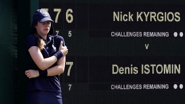 Mladá podavačka míčů pocítila ve Wimbledonu tvrdost Kyrgiosova podání. Mladá podavačka míčů pocítila ve Wimbledonu tvrdost Kyrgiosova podání.