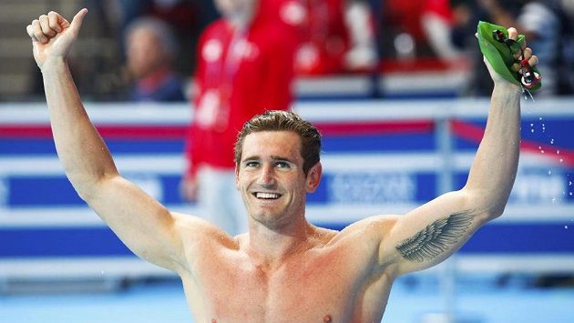 Jihoafričan Cameron van der Burgh poté, co na MS v Kazani vytvořil světový rekord v rozplavbě na 50 m prsa. Jihoafričan Cameron van der Burgh poté, co na MS v Kazani vytvořil světový rekord v rozplavbě na 50 m prsa.