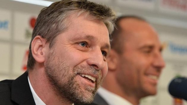 Trenér Josef Jandač (vlevo) představil složení realizačního týmu české hokejové reprezentace na Světovém poháru na začátku příští sezóny v Torontu. Vpravo je budoucí generální manažer reprezentace Martin Ručinský. Trenér Josef Jandač (vlevo) představil složení realizačního týmu české hokejové reprezentace na Světovém poháru na začátku příští sezóny v Torontu. Vpravo je budoucí generální manažer reprezentace Martin Ručinský.
