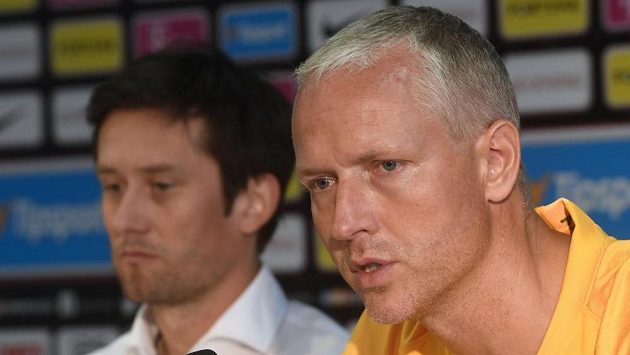 Trenér Sparty Václav Jílek (vpravo) a v pozadí sportovní ředitel Tomáš Rosický. Trenér Sparty Václav Jílek (vpravo) a v pozadí sportovní ředitel Tomáš Rosický.