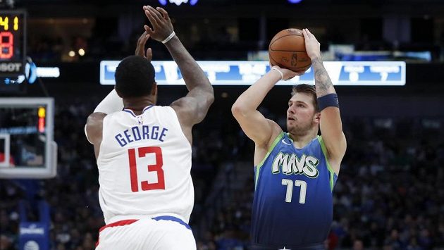 Paul George (13) z Los Angeles Clippers a Luka Dončič (77) z Dallasu. Paul George (13) z Los Angeles Clippers a Luka Dončič (77) z Dallasu.