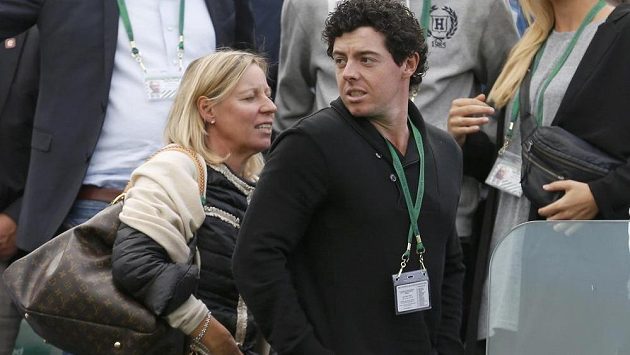 Golfista Rory McIlroy na tenisovém Wimbledonu držel palce své přítelkyni Dánce Caroline Wozniacké... Golfista Rory McIlroy na tenisovém Wimbledonu držel palce své přítelkyni Dánce Caroline Wozniacké...