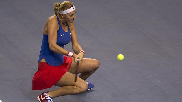 Petra Kvitová odpaluje v utkání s Caroline Garciaovou míč z těžké pozice. Petra Kvitová odpaluje v utkání s Caroline Garciaovou míč z těžké pozice.
