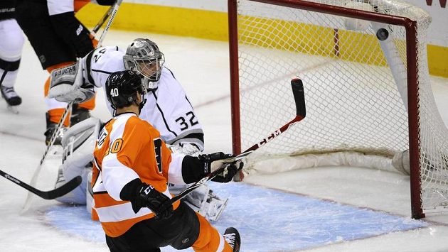 Vincent Lecavalier (40) z Philadelhpie před gólmanem Los Angeles Jonathanem Quickem (32). Puk poletuje nad brankovou čarou. Vincent Lecavalier (40) z Philadelhpie před gólmanem Los Angeles Jonathanem Quickem (32). Puk poletuje nad brankovou čarou.