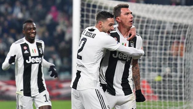 Chorvatský útočník Juventusu Mario Mandžukič zařídil svým osmým gólem v sezoně vítězství nad AS Řím. Chorvatský útočník Juventusu Mario Mandžukič zařídil svým osmým gólem v sezoně vítězství nad AS Řím.