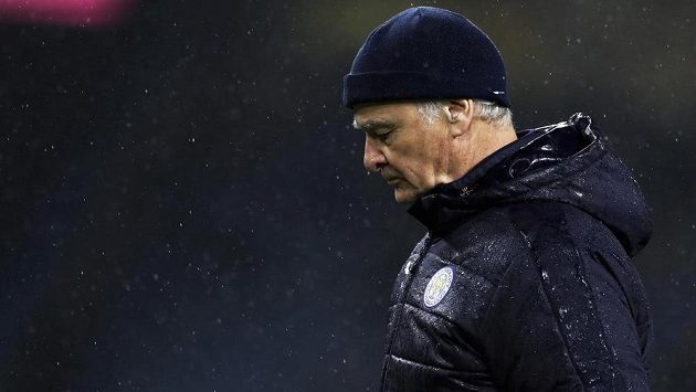 Manažer Leicesteru City Claudio Ranieri kráčí zklamaně po hřišti. Jeho týmu se v Premier League vůbec nedaří a je těsně nad pásmem sestupu. Hrozí, že trenér dostane padáka Manažer Leicesteru City Claudio Ranieri kráčí zklamaně po hřišti. Jeho týmu se v Premier League vůbec nedaří a je těsně nad pásmem sestupu. Hrozí, že trenér dostane padáka