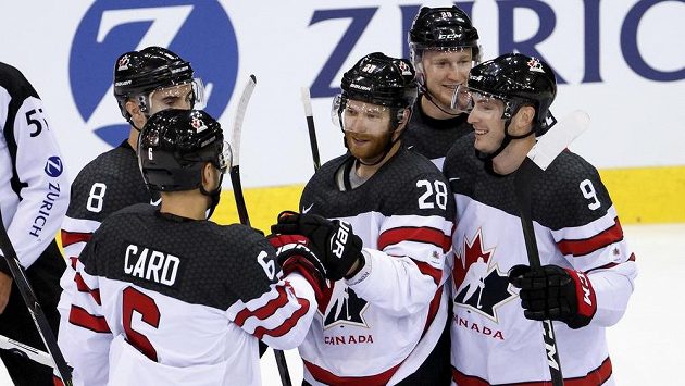Chris Lee nikdy nehrál NHL, ale teď, v téměř 37 letech, nastupuje v Paříži vedle hvězd této soutěže v kanadském dresu. Na snímku gratuluje se spoluhráči ke gólu Claudu Girouxoi. Chris Lee nikdy nehrál NHL, ale teď, v téměř 37 letech, nastupuje v Paříži vedle hvězd této soutěže v kanadském dresu. Na snímku gratuluje se spoluhráči ke gólu Claudu Girouxoi.