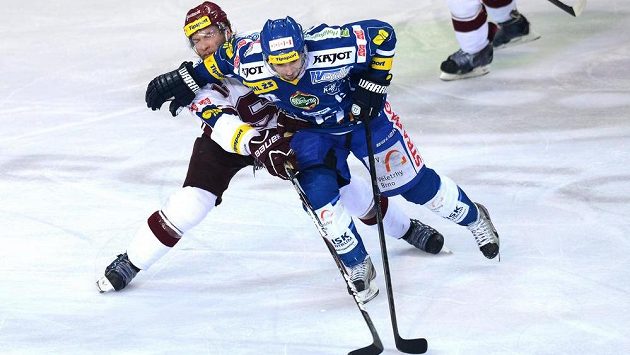 Sparťanský obránce Adam Polášek (vlevo) bojuje o puk s brněnským útočníkem Janem Káňou. Sparťanský obránce Adam Polášek (vlevo) bojuje o puk s brněnským útočníkem Janem Káňou.