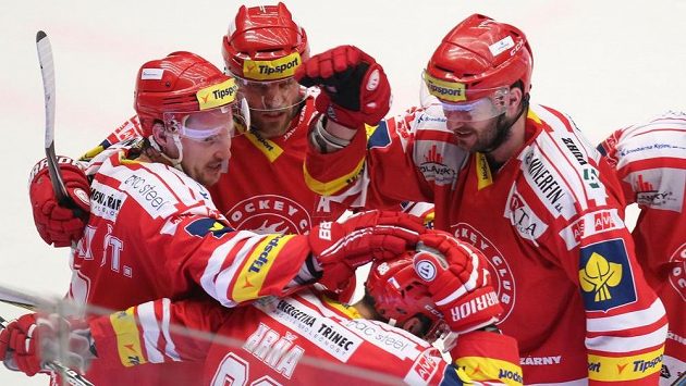 Radost třineckých hokejistů ze vstřeleného gólu Spartě ve druhém semifinále play off. Radost třineckých hokejistů ze vstřeleného gólu Spartě ve druhém semifinále play off.