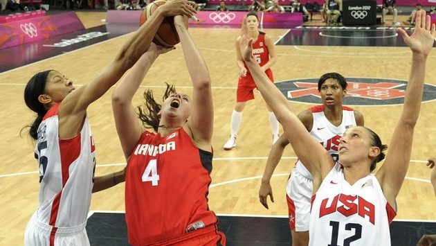 Kanadská basketbalistka Krista Phillipsová (uprostřed) bojuje o míč s Američankami Candace Parkerovou (vlevo) a Dianou Taurasiovou. Kanadská basketbalistka Krista Phillipsová (uprostřed) bojuje o míč s Američankami Candace Parkerovou (vlevo) a Dianou Taurasiovou.