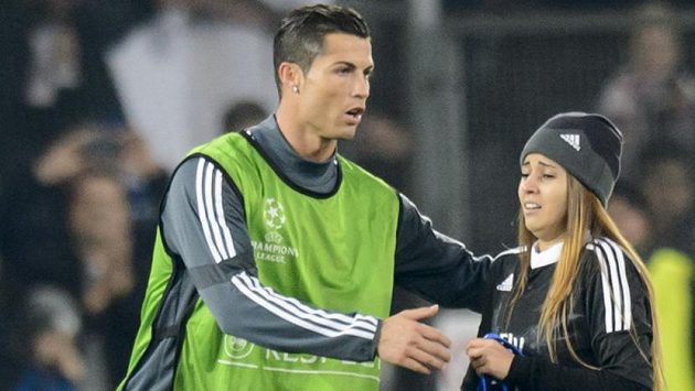 Už před zápasem v Basileji byl Cristiano Ronaldo z Realu středem pozornosti, fanynka se dostala až na hrací plochu. Už před zápasem v Basileji byl Cristiano Ronaldo z Realu středem pozornosti, fanynka se dostala až na hrací plochu.