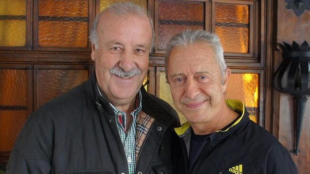 Trenér Alf Galustian (vpravo) s koučem španělské reprezentace Vicentem del Bosquem, typickým zastáncem Coerver Coachingu. Trenér Alf Galustian (vpravo) s koučem španělské reprezentace Vicentem del Bosquem, typickým zastáncem Coerver Coachingu.