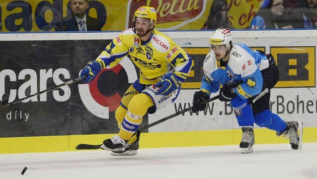 Kapitán hokejistů Zlína Petr Čajánek (vlevo) a plzeňský útočník Jan Kovář v šestém finále play off extraligy. Kapitán hokejistů Zlína Petr Čajánek (vlevo) a plzeňský útočník Jan Kovář v šestém finále play off extraligy.