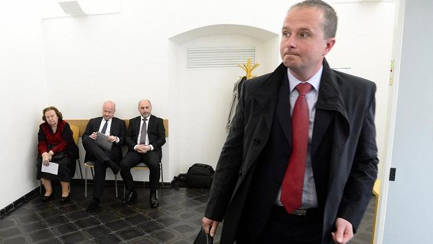 Bývalý šéf disciplinární komise Jiří Golda (vpravo) u Okresního soudu pro Prahu-západ, druhý zprava vzadu je šéf fotbalové Plzně Tomáš Paclík. Bývalý šéf disciplinární komise Jiří Golda (vpravo) u Okresního soudu pro Prahu-západ, druhý zprava vzadu je šéf fotbalové Plzně Tomáš Paclík.