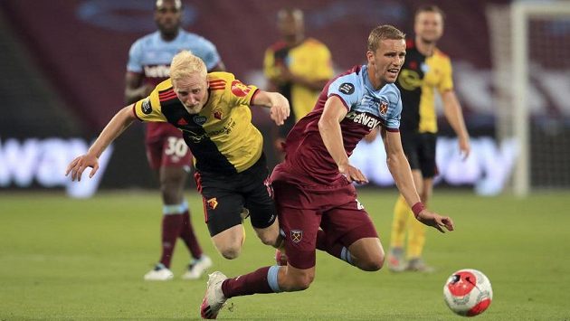 Tomáš Souček (vpravo) z West Hamu v souboji o míč s Willem Hughesem z Watfordu. Tomáš Souček (vpravo) z West Hamu v souboji o míč s Willem Hughesem z Watfordu.