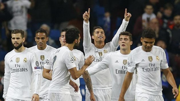 Critistiano Ronaldo (třetí zprava) se raduje se spoluhráči z Realu Madrid z gólu proti Malmö. Critistiano Ronaldo (třetí zprava) se raduje se spoluhráči z Realu Madrid z gólu proti Malmö.