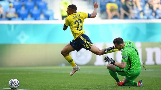 Slovenský brankář Martin Dúbravka fauluje Švéda Robian Quaisona. Slovenský brankář Martin Dúbravka fauluje Švéda Robian Quaisona.