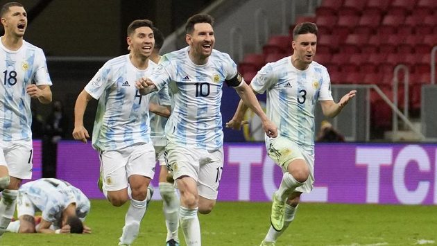 Lionel Messi (10) v čele oslav fotbalistů Argentini po postupu do finále Copa América. Lionel Messi (10) v čele oslav fotbalistů Argentini po postupu do finále Copa América.