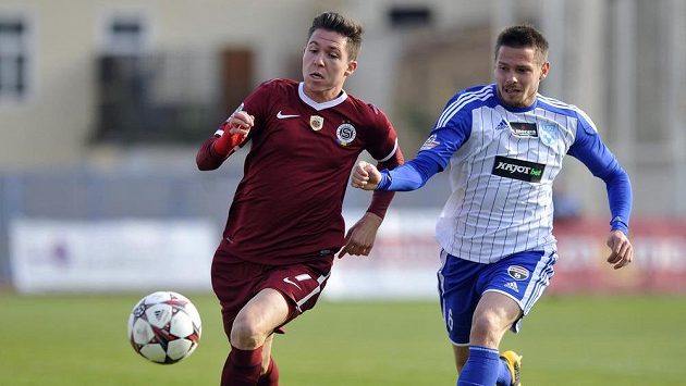 Útočníka Tomáše Přikryla (vlevo) ze Sparty stíhá v pohárovém utkání znojemský Tomáš Cihlář. Útočníka Tomáše Přikryla (vlevo) ze Sparty stíhá v pohárovém utkání znojemský Tomáš Cihlář.