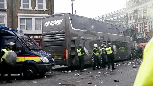 Demolice autobusu Manchesteru United před duelem s West Hamem. Demolice autobusu Manchesteru United před duelem s West Hamem.