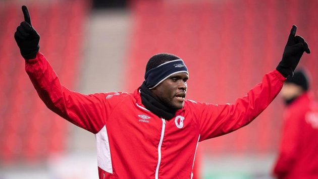 Slávista Michael Ngadeu během tréninku před utkáním s Genkem. Slávista Michael Ngadeu během tréninku před utkáním s Genkem.