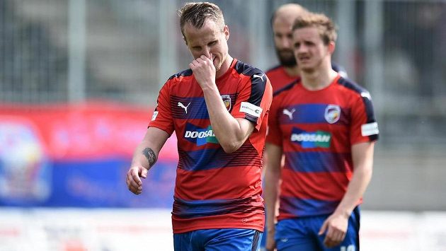 Zklamaní hráči Plzně David Limberský a Jan Kopic po zápase v Jablonci, který skončil 2:2. Plzeň si tak zkomplikovala boj o mistrovský titul. Zklamaní hráči Plzně David Limberský a Jan Kopic po zápase v Jablonci, který skončil 2:2. Plzeň si tak zkomplikovala boj o mistrovský titul.