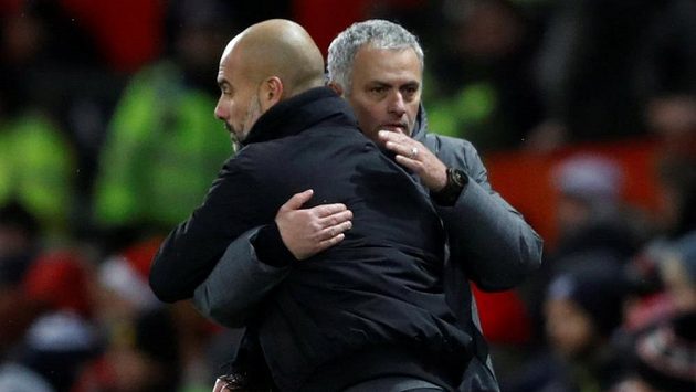 Kouč José Mourinho se s věčným rivalem Pepem Guardiolou sice objímá, ale pořád věří, že mu tiotul vyrve. Kouč José Mourinho se s věčným rivalem Pepem Guardiolou sice objímá, ale pořád věří, že mu tiotul vyrve.