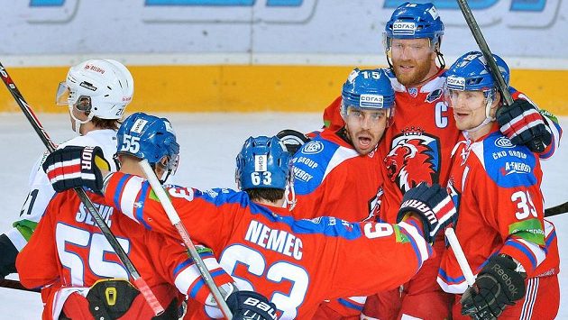 Hráči Lva (zprava) Niko Kapanen, Jiří Novotný, Justin Azevedo, Ondřej Němec a Martin Ševc se radují z gólu. Vlevo je Michael Ryan ze Záhřebu. Hráči Lva (zprava) Niko Kapanen, Jiří Novotný, Justin Azevedo, Ondřej Němec a Martin Ševc se radují z gólu. Vlevo je Michael Ryan ze Záhřebu.
