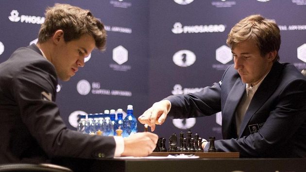 Norský šachista Magnus Carlsen (vlevo) v duelu o titul šachového mistra se Sergejem Karjakinem. Norský šachista Magnus Carlsen (vlevo) v duelu o titul šachového mistra se Sergejem Karjakinem.