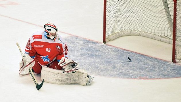 Olomoucký brankář Martin Falter inkasuje v duelu s Třincem kuriózní první gól. Olomoucký brankář Martin Falter inkasuje v duelu s Třincem kuriózní první gól.