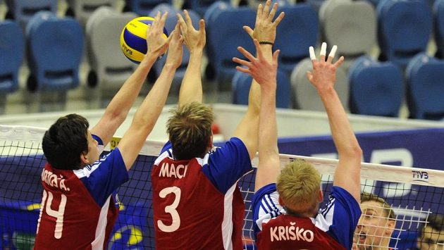 Čeští volejbalisté (zleva) Adam Bartoš, Radek Mach a Michal Kriško se snaží zablokovat smeč Nizozemce Robina Overbeeka při utkání Světové ligy. Čeští volejbalisté (zleva) Adam Bartoš, Radek Mach a Michal Kriško se snaží zablokovat smeč Nizozemce Robina Overbeeka při utkání Světové ligy.