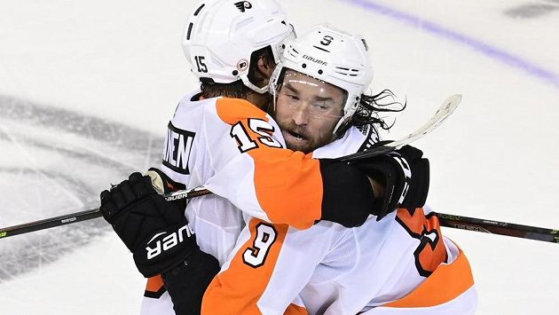 Zadák Philadelphie Ivan Provorov (vpravo) slaví se spoluhráčem Mattem Niskanenem svoji vítěznou trefu v prodloužení šestého zápasu 2. kola play off NHL proti New York Islanders. Zadák Philadelphie Ivan Provorov (vpravo) slaví se spoluhráčem Mattem Niskanenem svoji vítěznou trefu v prodloužení šestého zápasu 2. kola play off NHL proti New York Islanders.