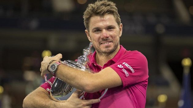 Jsi můj! Stan Wawrinka se laská s pohárem pro vítěze US Open. Jsi můj! Stan Wawrinka se laská s pohárem pro vítěze US Open.