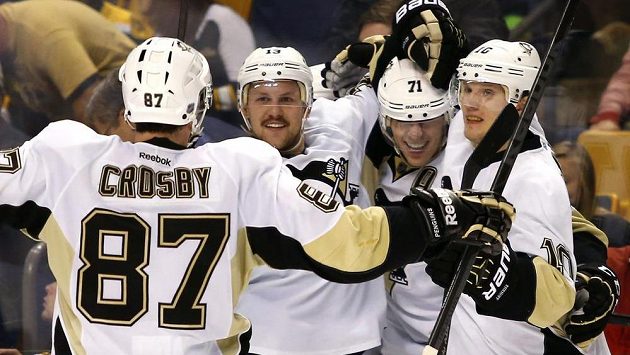 Hokejisté Pittsburghu Jevgenij Malkin (71), Sidney Crosby (87), Nick Spaling (13) a Christian Ehrhoff (10) se radují z vítězného gólu proti Philadelphii. Hokejisté Pittsburghu Jevgenij Malkin (71), Sidney Crosby (87), Nick Spaling (13) a Christian Ehrhoff (10) se radují z vítězného gólu proti Philadelphii.