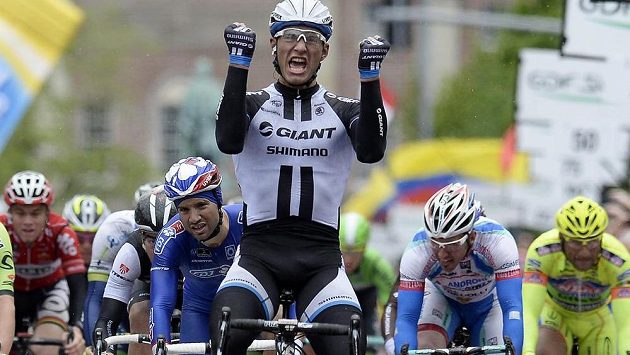 Německý cyklista Marcel Kittel se raduje z etapového triumfu na Giro d´Italia. Německý cyklista Marcel Kittel se raduje z etapového triumfu na Giro d´Italia.