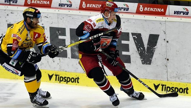 Litvínovský Viktor Hübl dotírá na hradeckého Stanislava Dietze. Litvínovský Viktor Hübl dotírá na hradeckého Stanislava Dietze.