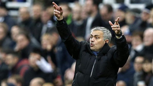 Manažer Chelsea José Mourinho gestikuluje během utkání v Newcastlu. Manažer Chelsea José Mourinho gestikuluje během utkání v Newcastlu.