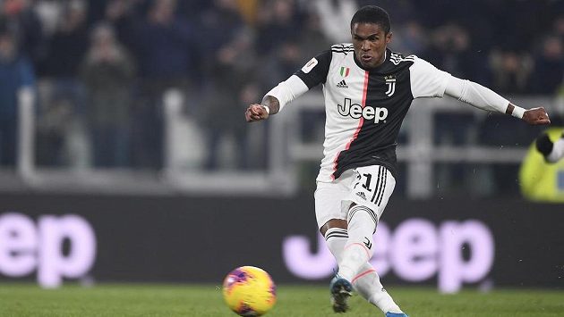 Douglas Costa dává gól proti Udine. Douglas Costa dává gól proti Udine.