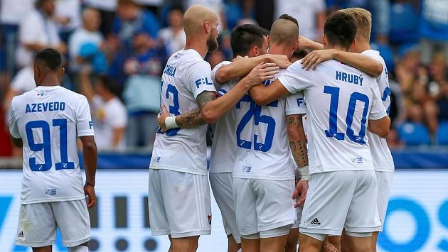 Fotbalisté Baníku Ostrava se radují z gólu v duelu s Bohemians. Fotbalisté Baníku Ostrava se radují z gólu v duelu s Bohemians.