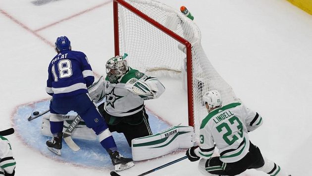 Český hokejista Tampy Ondřej Palát (18) střílí gól do sítě Antona Chudobina z Dallasu v pátém utání finálové série NHL. Český hokejista Tampy Ondřej Palát (18) střílí gól do sítě Antona Chudobina z Dallasu v pátém utání finálové série NHL.